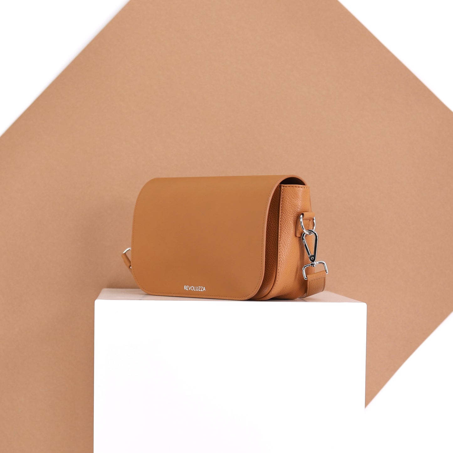 SIMPLY MODERN Klappe aus Leder in der Farbe caramel  small