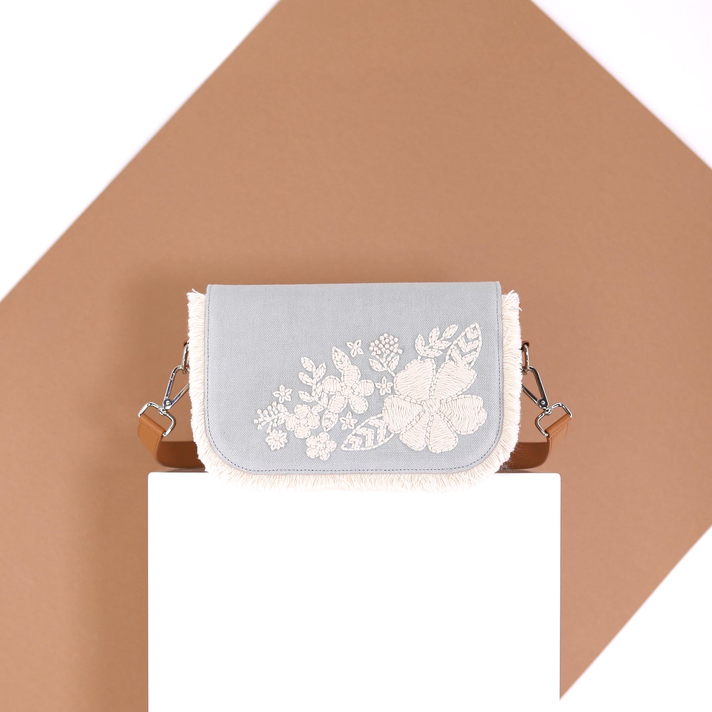 LOVELY flap misty blue off- white broderie small