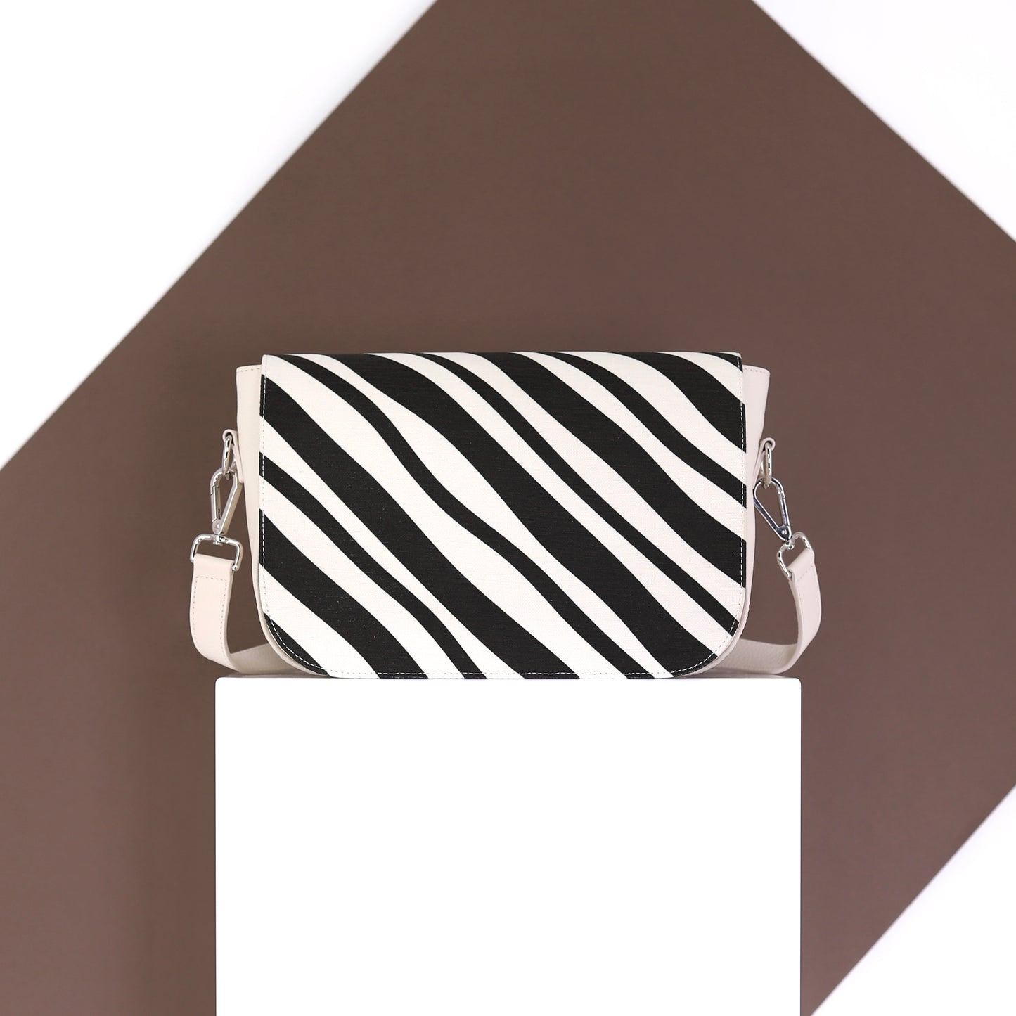 WAVES flap black off-white medium